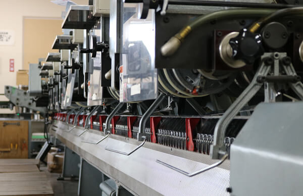 木戸製本所　中綴じ機